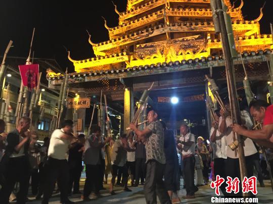 图为贵州黎平肇兴侗寨的芦笙舞?！⊙罟庹?摄
