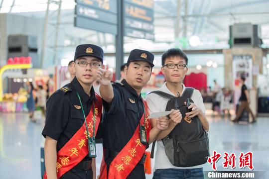 “十一”黄金周返程高峰 白云机场单日客流逾19万人次 王斐 摄