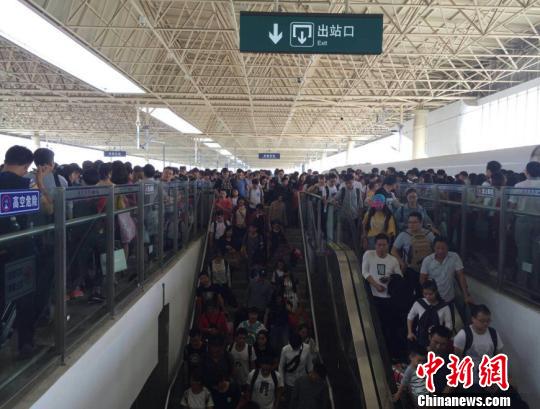 武汉铁路局“黄金周”客流高峰超过春运