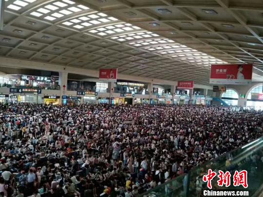 图为，汉口火车站候车大厅 戴丽芬 摄