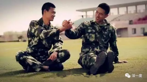 他站在儿子服役的消防队门前 已不认得眼前人是谁