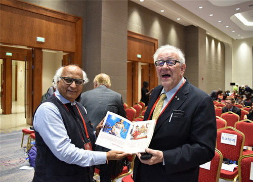 与会专家向马克林赠送自己写作的书。孟祥麟摄