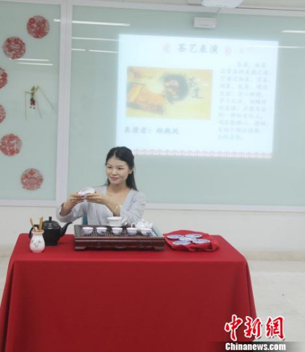 图为中国茶艺表演?！×钟来?摄