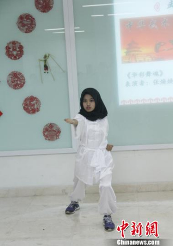 图为印尼学生表演中华武术?！×钟来?摄