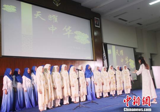 中国侨网2日下午，“天耀中华”文艺巡演在印尼阿拉扎大学举行。该艺术交流团由中国国家汉办／孔子学院总部派出，演员由河北师范大学的师生组成。图为阿拉扎大学孔子学院合唱团带来合唱《友谊地久天长》?！×钟来∩? style=