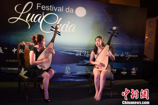 图为巴西华裔姑娘表演琵琶二重奏《送我一朵玫瑰花》。　莫成雄 摄