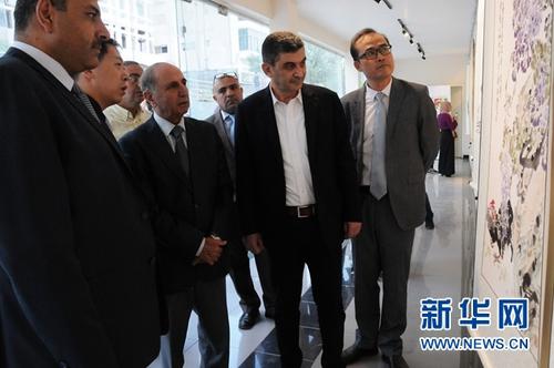 中国侨网中约两国来宾共同欣赏绘画作品。新华网记者林晓蔚摄