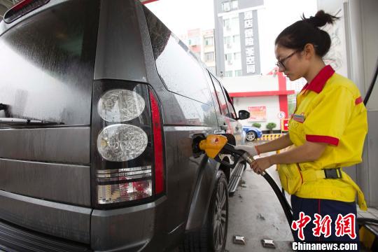 山西太原，私家车正在加油站加油。张云　摄