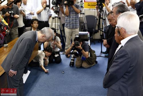 8月29日，在日本东京，日本东京电力公司社长广濑直己（左）向全国渔业协会联合会的代表鞠躬道歉。日本福岛第一核电站近期曝出储水罐放射性污水大量泄漏事件，日本原子能规制委员会28日决定将该事件评定为3级（严重）。