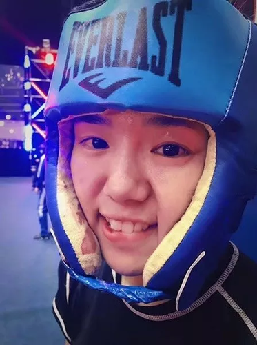 90后中国姑娘打到世界第一 网友:明明可靠脸吃饭