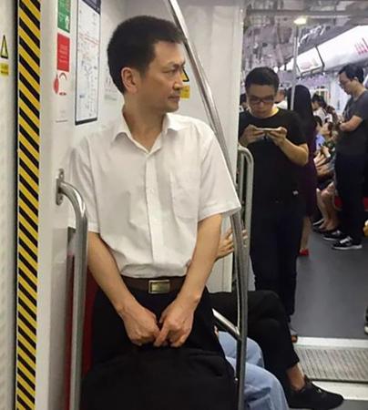 网友地铁偶遇下班副市长:站车厢角落 有座位没坐