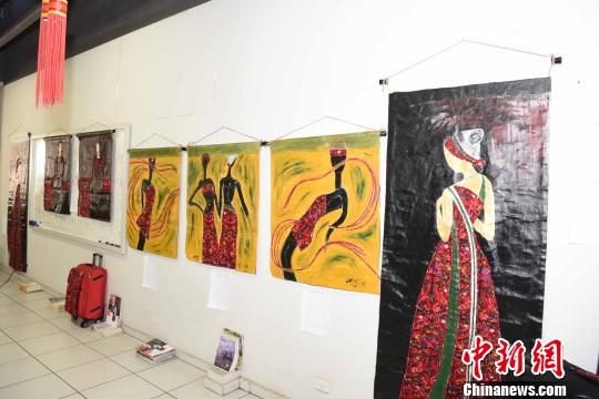 图为“多彩贵州南美书画展”绘画作品?！∧尚?摄