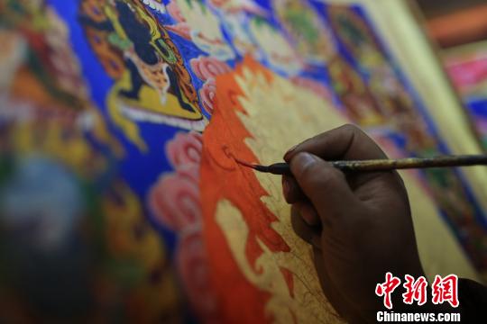 图为阿阿扎巴绘制唐卡。　王鹏 摄