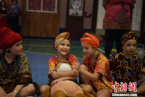 图为慈佑学校各国各族裔学生在现场。　莫成雄 摄