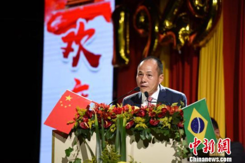 图为巴西华人协会会长朱苏忠致辞。　莫成雄 摄