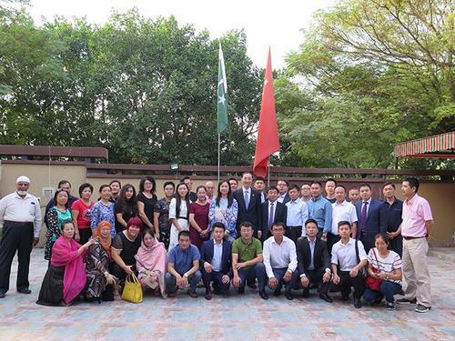 中国侨网合影。