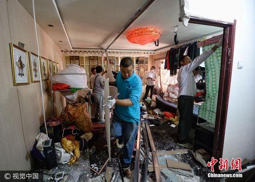 某地街道办事处联合物业、社区、警务、业委会，共同“盯防”整治拆除群租房。图片来源：视觉中国