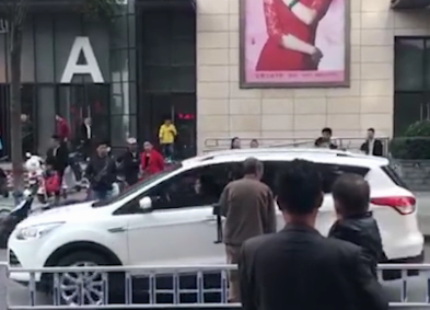 河南老人马路中间拦车要钱 司机自觉排队交费