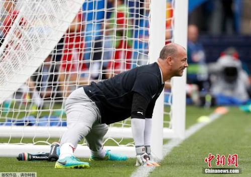 在本届欧洲杯中，40岁的加博尔·基拉利即将超越德国的传奇球星马特乌斯，成为欧洲杯历史上年纪最大的登场球员。让人印象深刻的，不只是年龄，还有他那条始终没有变过的“秋裤”?；恢笔切傺览叶又凶钍茏放醯娜宋?，在职业生涯末期，他和匈牙利一起迎来了足球生涯的又一个高峰。