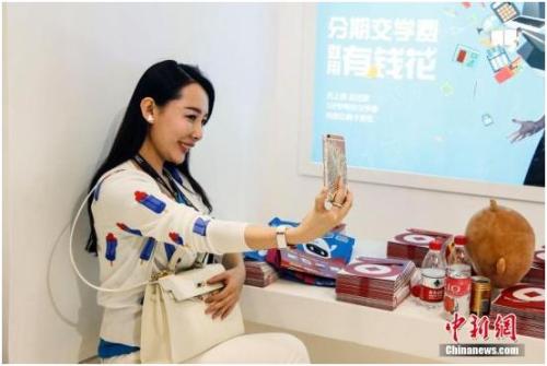 随着移动互联网的发展，各类游戏、旅游、购物等户外户内的移动直播近五年蓬勃发展。图为一名女主播用手机在一家直播平台上做现场直播。<a target='_blank' href='http://www.chinanews.com/'>中新社</a>记者 张浩 摄