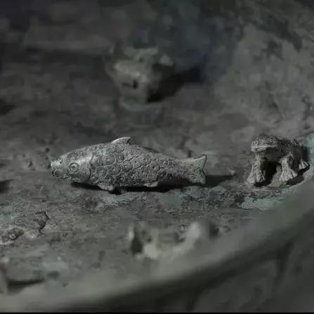 再仔细想想，在容器底部装上萌萌的小动物，这个创意有没有似曾相识？