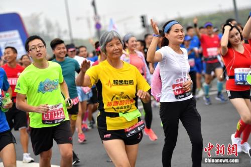 资料图：在全民健身热潮的影响下，中国人愈发显示出朝气蓬勃的精神面貌。 张浪 摄