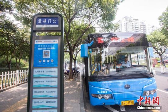 资料图：杭州506路公交车（图文无关） <a target='_blank' href='http://www.chinanews.com/'>中新社</a>发 许康平 摄