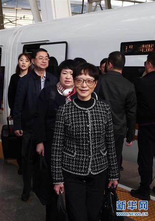 　10月16日，来自上海市的党的十九大代表抵达北京。