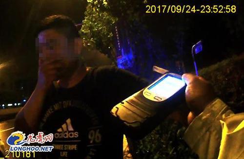 酒驾男欲逃检测喊朋友助阵 叫来20名小弟做俯卧撑