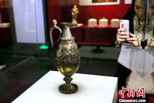 图为民众参观展出的波斯萨珊朝胡瓶?！≌旁?摄