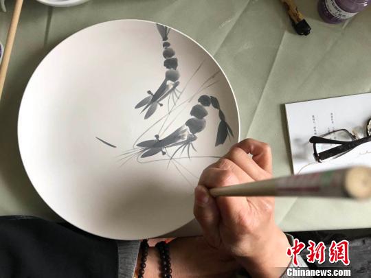 画家张小林潜心研究画虾，落笔处惟妙惟肖?！『?摄