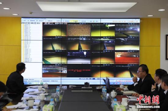 为守住管好“大国粮仓”，中国储备粮管理总公司积极探索科技创新，如今拥有了国内覆盖面最广、规模最大的粮食储运网络，粮库智能化平台逐步成为中储粮“金字招牌”中含金量最高的管理手段。中储粮辽宁分公司目前有19家直属库、22家分库已完成智能化粮库建设，实现从收购、入库、储存、出库全流程的智能化痕迹管控，实现了科学储粮、绿色储粮、智能储粮。图为中储粮辽宁分公司智能化管理平台（10月11日摄）。<a target='_blank' href='http://www.chinanews.com/'>中新社</a>记者 沈殿成 摄