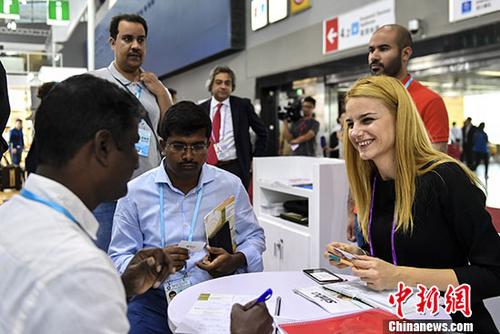 10月15日，厨卫品牌参展商为采购商介绍产品性能。在第122届中国进出口商品交易会上，来自33个国家和地区的620家企业在进口展区内展示产品，其中来自17个“一带一路”沿线国家和地区的341家企业参展，展位数583个。 <a target='_blank' href='http://www.chinanews.com/'>中新社</a>记者 陈骥旻 摄
