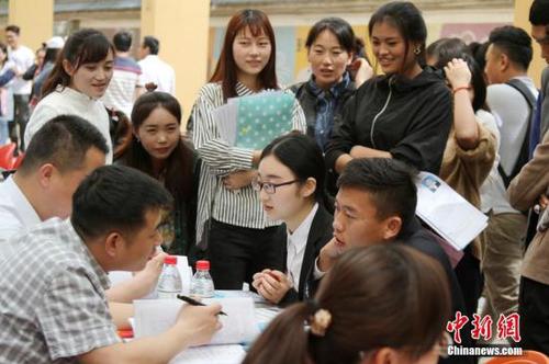 资料图：招聘会上，毕业生在找工作 田进 摄