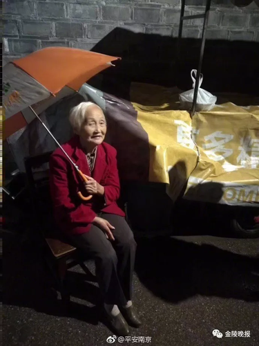 90岁老人一张照片把人暖哭 警察朋友圈被刷屏