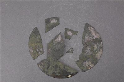 汉 连弧纹铜镜&nbsp;上图为修复前后对比图。