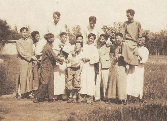 夏鼐与王栻、徐贤修、吴景荣等同乡同学的合影