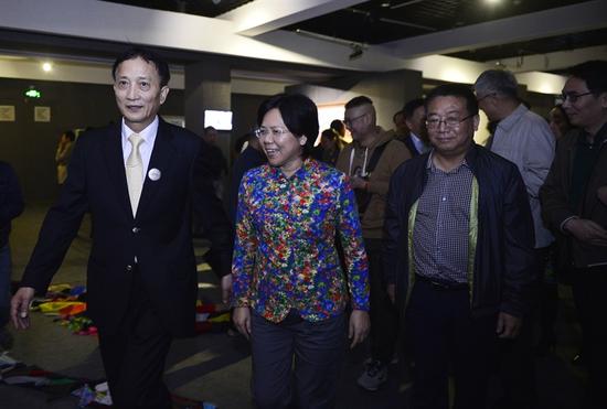 著名陶瓷艺术家龚循明陪同景德镇市人民政府市长梅亦参观“景德镇范式”展。（杨勇 摄）