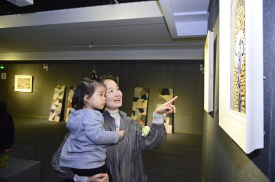 展览现?。ㄑ钣?摄）