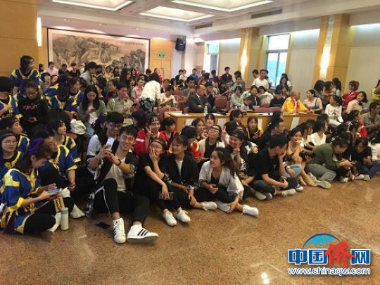 活动促进中日两国青年交流?！』浦?摄