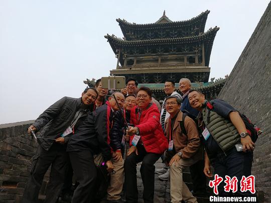 中国侨网海外华校校董在平遥古城合影留念?！⊙罱苡ⅰ∩? style=