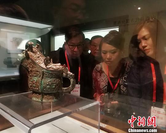 海外华校校董在山西博物院参观?！⊙罱苡?摄