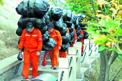 长城上的“好汉”：每天背垃圾超百斤穿鞋必大一号