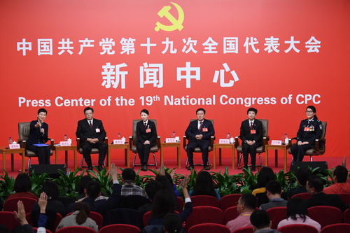 （1）十九大新闻中心举行集体采访活动