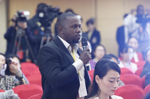 （4）十九大新闻中心举行集体采访活动.