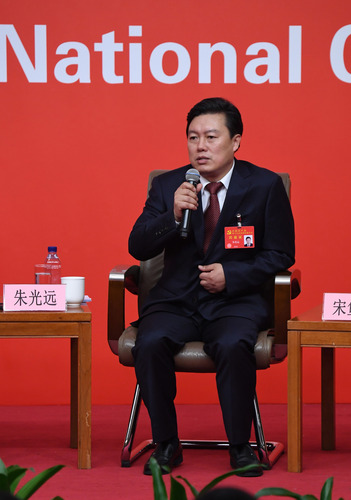 （8）十九大新闻中心举行集体采访活动