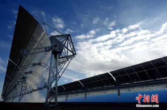 资料图：位于柴达木盆地的中广核德令哈50兆瓦光热发电项目槽式抛物面集热器阵列。作为中国首座大型商业化槽式光热发电项目，中广核德令哈项目规划装机100兆瓦，一期建设50兆瓦，厂区海拔高度3000多米。建成后每年可节约近6万吨标准煤，节能减排效果显著。 <a target='_blank' href='http://www.chinanews.com/'>中新社</a>记者 孙睿 摄