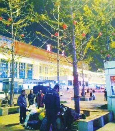 谢敏杰把棉警服盖在农民工身上网友供图 点击进入下一页