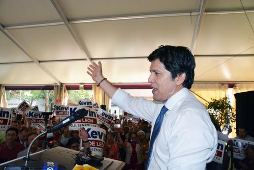 中国侨网德利昂向台下支持者挥手致意，信心十足。（美国《世界日报》/丁曙 摄）