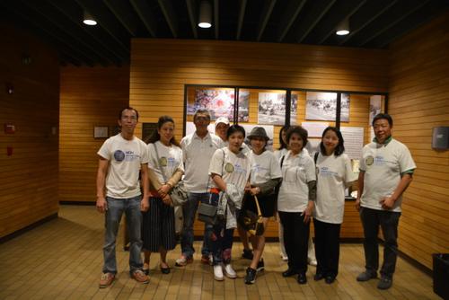 中国侨网华权会的成员现场身穿白色T恤17日集体亮相市议会。（美国《世界日报》/张宏 摄）